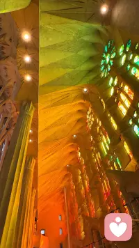 百余年未完工的奇迹，
阳光穿过彩窗，满目斑斓。
📍Sagrada Família