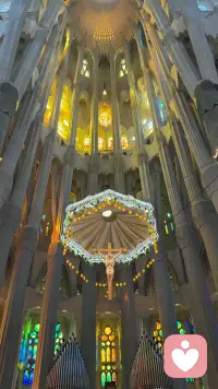 百余年未完工的奇迹，
阳光穿过彩窗，满目斑斓。
📍Sagrada Família