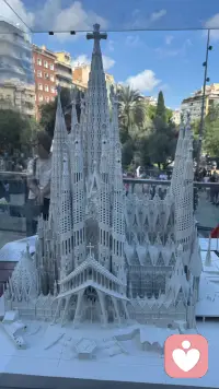 百余年未完工的奇迹，
阳光穿过彩窗，满目斑斓。
📍Sagrada Família