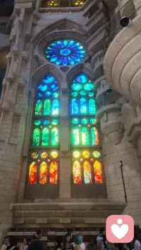 百余年未完工的奇迹，
阳光穿过彩窗，满目斑斓。
📍Sagrada Família