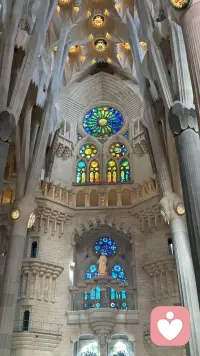百余年未完工的奇迹，
阳光穿过彩窗，满目斑斓。
📍Sagrada Família