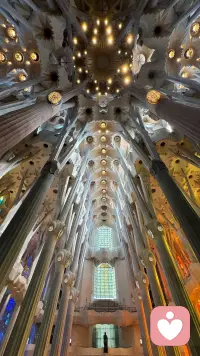 百余年未完工的奇迹，
阳光穿过彩窗，满目斑斓。
📍Sagrada Família