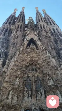 百余年未完工的奇迹，
阳光穿过彩窗，满目斑斓。
📍Sagrada Família