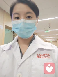 比起做咨询，精神科的病人更有趣，更有故事性

见习小结与收获

为期3个月的临床精神中心科见习已经结束，在这段实践学习中，我认真跟随翟医生和钱医生学习，熟悉岗位的基本工作流程，了解日常工作内容。我主动观察学习观摩两位医生的接待及诊断标准。本次精神科见习由8次理论、6次门诊、4次病房学习组成。见习期间，我遵守医院各项规章制度，认真跟随带教老师学习，圆满完成见习任务。

在8次理论学习中，我系统学习了精神科常见疾病的基础理论知识，重点掌握抑郁症、焦虑症、双相情感障碍、精神分裂症、睡眠障碍及青少年情绪障碍的发病机制、典型症状、诊断标准与鉴别要点。同时学习了精神科药物基础和副作用。

6次的门诊中我了解了精神科常用药物的作用机制、适应症、常见不良反应。如抗抑郁药、心境稳定剂、抗精神病药物的常规使用。跟随翟医生和钱医生参与日常门诊接诊工作，观摩并学习精神科问诊流程。初步掌握从情绪、睡眠、饮食、思维、行为、自知力、社会功能等方面采集病史的方法，熟悉门诊常见病患者的就诊特点、主诉辨别、病情初步评估及处方原则。通过多次门诊观摩，我学会以耐心、共情的方式与情绪敏感患者沟通，掌握安抚患者情绪、建立医患信任的基本技巧，了解门诊复诊、调药、病情随访的常规流程。

在4次病房见习中，我跟随带教钱老师参与日常查房、患者病情观察，系统熟悉了精神科封闭病房的管理制度，见习期间，我近距离观察接触了住院患者和他们对谈。

通过本次见习，在今后的心里咨询中我将理论与临床实践相结合，也学会了在做心里咨询筛选患者和转接患者。也发现了自身知识储备不足、临床经验欠缺的问题，今后我会查漏补缺。