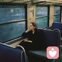 以人為鏡，告誡自己:線下社交中，他人不問，不主動輸出針對對方的評價和建議;他人不好奇，不高頻分享私人生活。保持距離，保持分寸，深刻明白，自己對他人而言并不重要。配圖