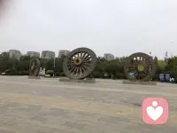 有些人之所以害怕別人不高興，害怕和別人哪怕有一點點沖突。
是因為覺得“只要和別人有沖突，自己就一定會失敗”。
這種心理也是一種習得性無助。通常源于小時候父母總是對的，自己說什么都是錯的，只能忍氣吞聲。
現實中遇到事情，你可以自問：“我一定會失敗嗎？”??配圖