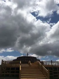 所謂的裝傻，其實就是要我們擺低姿態(tài)，變得謙虛--換句話說，就是要將你的聰明掩藏起來。越是聰明的人，就越有必要裝傻，因為就像那句格言所說的:“越是成熟的稻子，越是下垂的稻穗?！?
                       一洛克菲勒配圖