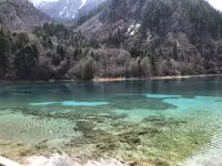 關于受害者心態。
如果你覺得你身邊的人都在為難你，你已經百般隱忍，他們還變本加厲，那一定是你自己有問題。
你的自我認知、為人處世、做事能力、個性習慣等，一定在某個方面甚至某幾方面有缺陷，而你不自知。
抱怨，哭泣，憤怒，都沒有用。
自查，自省，找出問題所在，解決它。 ??配圖