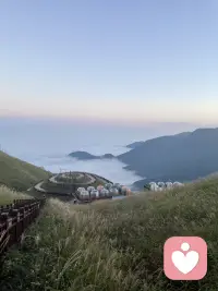 人生的意義是什么？

人生沒有意義，百分之九十九的人三代以后，時間會抹平你在人間存在的一切痕跡。
所以，人生的意義就是你活著的短短的的幾十年的體驗，它就是生命的全部意義的所在，不要為一點雞毛蒜皮的小事而煩惱，更不要拿別人的錯誤來懲罰自己。
請用心的去品嘗每一頓飯菜， 用心的欣賞每一處花開，用心的去欣賞每一處的風景，用心去完成每一分責任，用心去感受當下每一次的愛和每次的喜悅，這就是人生！配圖