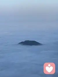 人生的意義是什么？

人生沒有意義，百分之九十九的人三代以后，時間會抹平你在人間存在的一切痕跡。
所以，人生的意義就是你活著的短短的的幾十年的體驗，它就是生命的全部意義的所在，不要為一點雞毛蒜皮的小事而煩惱，更不要拿別人的錯誤來懲罰自己。
請用心的去品嘗每一頓飯菜， 用心的欣賞每一處花開，用心的去欣賞每一處的風景，用心去完成每一分責任，用心去感受當下每一次的愛和每次的喜悅，這就是人生！配圖