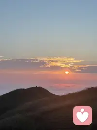 人生的意義是什么？

人生沒有意義，百分之九十九的人三代以后，時間會抹平你在人間存在的一切痕跡。
所以，人生的意義就是你活著的短短的的幾十年的體驗，它就是生命的全部意義的所在，不要為一點雞毛蒜皮的小事而煩惱，更不要拿別人的錯誤來懲罰自己。
請用心的去品嘗每一頓飯菜， 用心的欣賞每一處花開，用心的去欣賞每一處的風景，用心去完成每一分責任，用心去感受當下每一次的愛和每次的喜悅，這就是人生！配圖