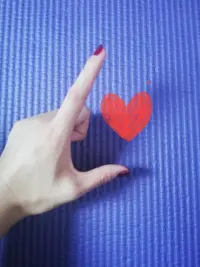 “冰箱里有那么多五顏六色的飲料可還是有人會選擇礦泉水就像這個世界外面的誘惑那么多可還是有人會選擇干凈又有趣的靈魂別沮喪加油！堅持做自己就好????
