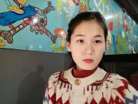 [玫瑰]輸了你，贏了世界又如何

每個人都渴望在親密關系里獲得愛和支持，可是因為種種的原因，卻把對方推的越來越遠，而自己也像走上了一座孤島，別人進不來，自己也出不去。
自我發問的同時，其實也是自我覺察的開始。在親密關系里，強勢的人往往缺乏平等和愛，充滿比較和勝負心，因為它們過多的采用輸贏的眼光來衡量一切，所以與他們相處經常是劍拔弩張，充滿著緊張和壓力。
造成這種模式的絕大部分原因是在早期的親子關系中，父母經常以輸贏的思維來評判孩子的行為，孩子就容易形成以輸贏論一切的行為模式，“我不能輸”這顆種子，就會在孩子的潛意識里生根發芽，長大后結出來的果實就是他贏了物質財富或社會地位，卻輸了最重要的關系。
為了維護自己不能輸的信念，一個人的自我價值就會越來越低，因為任何一點輸都會讓他內心陷入脆弱之地，他不能接納自己輸了的事實，也就無法接納自己的短處。
敢于承認自己需要依靠的人才是真正的強大，因為他遠離了無助，無望，無價值的病毒性信念。
人無完人，世界上也不可能存在十全十美的人，強弱并存才是一個完整的人。遇到自己無法排解的困難，無法搞定的事，向他人尋求幫助是再正常不過的事，我們無須為此感到自責和羞恥。
人都需要活在關系當中，在關系中獲得愛，獲得支持和分享，想要擁有一份幸福美好的感情，無需與自己的愛人爭論輸贏，失去了愛，就算你贏了全世界又有何意義？配圖