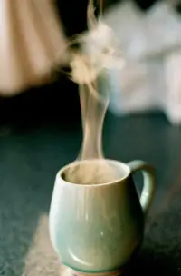 人海茫茫，別輕易回頭與將就，好好經(jīng)營自己，感恩生活里的小確幸，自然會有良人來愛你。凡事不要想得太復雜，手握的太緊，東西會碎，手會疼。配圖