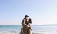 婚姻中只有寬容和互相體諒才能夠相濡以沫的白頭到老。如果不懂得付出的快樂(lè)，就永遠(yuǎn)無(wú)法體驗(yàn)愛(ài)情的愉悅。配圖