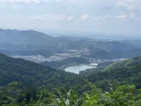 人的日常運(yùn)作總是憑他內(nèi)心對(duì)世界的看法，而不是感官經(jīng)驗(yàn)！
與感覺在一起！

                 ——李中瑩配圖