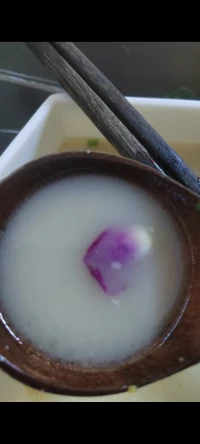 愛情就像生活的點綴，就像圖片里的這碗燙，原本燙已經很香了，加了玫瑰花??瓣，更久誘人！配圖