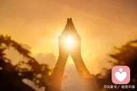 當痛苦出現，我們的神經系統本能繃緊，自然反應就是戰或逃。我們極少能直面痛苦，不會放松下來，溫柔的對待它！配圖