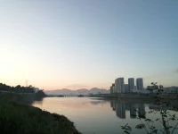 山城一色，光氳變幻配圖