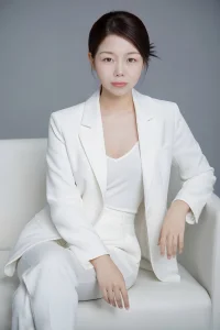 人是活在相互比較的感覺中的。這種比較既可能給人帶來自信，也可能給人帶來自卑。當它給人帶來自卑時，負性的自我肖像會慢慢形成，久而久之，自我的形象開始歪曲，認知、情緒與行為開始失調。所以，我們要學習在與自己、與他人的比較中尋找生命中的成功體驗，只有這樣，那些里程碑式的事件才會給我們帶來持久的激勵。在下面的咨詢手記中，我幫助了一個被自卑壓得透不過氣來的女學生重拾了自信心，這主要是因為她學會了在比較中獲得真正的自我激勵。
明心療愈-學習筆記配圖