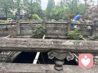 情绪是每个人内心最真实的反应，没有好坏之分，喜怒哀乐皆是人生常态。很多人习惯压抑负面情绪，觉得难过、焦虑、烦躁是软弱的表现，实则只会让情绪堆积内耗，悄悄消耗自己的身心。

真正成熟的人生，从坦然接纳情绪开始。不必因为一时的低落自我否定，也不必强迫自己时刻保持乐观。当坏情绪来临时，不必逃避、不必对抗，试着静下心接纳它，允许自己短暂难过、适度放松。

面对情绪，我们要学会疏导而非压抑。可以通过倾诉、独处、运动的方式释放压力，梳理内心的纷乱。学会与情绪和平共处，看清情绪背后的需求，不被情绪左右言行。

掌控情绪不是杜绝负面情绪，而是懂得自我调节。接纳自己的所有情绪，温柔对待自己，我们才能内心安稳，从容从容地面对生活中的所有风雨。配图