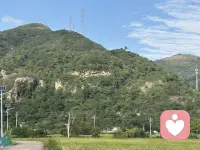 爬山的过程，恰似一场微型的人生隐喻，而我与丈夫截然不同的选择，藏着心理学中关于 “完美” 的两种认知密码。当我在半山腰的树荫下驻足，望着云雾在山谷间流转，听着林间虫鸣与风声交织，疲惫感早已被眼前的景致消解 —— 这一刻，我忽然懂得，心理学中的 “完美体验” 从来不是单一维度的终点抵达，而是对过程中每一个当下的全然接纳。
真正的心理成熟，或许正是跳出非此即彼的认知陷阱，理解完美的多元性。就像山路上的每一步，无论是向上攀登还是驻足欣赏，都是人生体验的重要组成部分。当我们不再将完美等同于 “抵达”，而是学会在每一个当下与自己和解，接纳过程中的所有状态 —— 疲惫与轻松、前进与停留、壮阔与细微，便会发现，心理学中的 “完美” 从来不是一个固定的点，而是一条流动的河，它藏在每一次呼吸里，每一次凝望中，藏在我们愿意接纳一切的柔软心底。
人生如登山，不必人人都挤向山顶的赛道。允许自己在半山腰停留，允许他人向着顶点奔赴，更允许完美以不同的姿态呈现 —— 这不仅是对他人的包容，更是对自己的温柔。毕竟，心理学最终追求的，从来不是无所缺憾的人生，而是接纳缺憾、享受过程的心理自由。