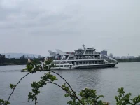 什么是心理咨詢?心理咨詢有什么用？心理咨詢是通過咨詢師的專業(yè)幫助，認(rèn)識(shí)理解自己，進(jìn)而整合自己的內(nèi)在沖突經(jīng)驗(yàn)的過程，其本質(zhì)是心理咨詢師陪伴你走一程，幫助你實(shí)現(xiàn)你部分被壓抑的功能，通過溝通、頓悟去探索與發(fā)現(xiàn)自己，讓你成為自己。心理咨詢不是一個(gè)一問一答的過程，而是咨詢師和來訪者共同工作的過程，通過與咨詢師的互動(dòng)，你可以增強(qiáng)對(duì)自己情緒的覺察力，分析情緒產(chǎn)生的直接原因以及深層次看不見的隱性原因，通過還原情緒的刺激源以幫助你增強(qiáng)對(duì)自我的了解，同時(shí)在很大程度上釋放自己的情緒。一般而言，當(dāng)下困擾我們的事件都有其隱藏的線索，而這些往往與我們的情結(jié)有關(guān)。因此，通過心理咨詢的方法，可以增強(qiáng)對(duì)自我的認(rèn)知，釋放被壓抑的情緒，增強(qiáng)對(duì)自我的掌控感。通常在心理咨詢的過程中，來訪者可以從以下七個(gè)方面獲得支持和幫助：1.幫助你管理自己的情緒，使你擁有積極穩(wěn)定的情緒，避免引發(fā)各種情緒問題；2.幫助你正確地認(rèn)識(shí)自我以及外部環(huán)境，使你擁有完善的認(rèn)知體系，避免因錯(cuò)誤歸因而導(dǎo)致種種失敗；3.幫助你恢復(fù)愛的能力，使你學(xué)會(huì)幸福地工作、幸福地生活、幸福地去愛；4.使你擁有健全的人格，擺脫自卑、自戀、自閉等不良心態(tài)，從而更好地投入到學(xué)習(xí)、工作和生活中去；5.幫助你擺脫因失戀、喪失信心等因素造成的痛苦，改善你應(yīng)對(duì)挫折的方法；6.為你提供職業(yè)心理咨詢與指導(dǎo)，幫助你在重大問題上正確、獨(dú)立地抉擇；7.幫助你度過人生各個(gè)發(fā)展階段可能出現(xiàn)的危機(jī)，平安地完成人生的發(fā)展任務(wù)。配圖