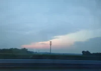 精神分析有一個說法：
 
幾乎每一段關系中，我們都會不自覺地重復童年與養育者的關系模式；

而幾乎每一段關系中痛苦的感覺，往往也伴隨著童年痛苦體驗的重現。
 
在關系中，當對方不經意的一次舉動，或一句話語令我們產生強烈情緒反應時，
 
通常意味著：它無意間激活了我們過去未曾療愈的創傷。配圖