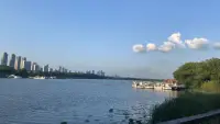 增加積極情緒的方法

1、每天做一件讓自己覺得幸福的事情：幸福不需要別人來定義，自己就是幸福的源泉。我今天在家炸薯條了，就是一件值得我開心幸福的事。

2、真誠看到事物積極的一面：當我們遇到一件事情，積極肯定比消極更讓人容易接受。薯條沒有炸好，沒關系，我明天繼續努力，總結今天的經驗，教訓，到底是火大了，還是火小了呢？明天知道是什么成色了。積極的一面是總結好的經驗。

3、挖掘個人優勢做自己擅長的事情：我只會努力讓自己發光，不必其他人給我光。比如說我擅長畫畫，擅長談業務，擅長社交，做自己喜歡的事情是人生一大樂事。

4、享受大自然的美好：陽光，空氣，草地，都是免費資源，鮮花沒有掌聲它都會自己盛開。

5、尋找生命積極的意義：多問問自己，我是誰，我為誰，我來做什么？我要去何處？配圖