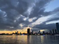 增加積極情緒的方法

1、每天做一件讓自己覺得幸福的事情：幸福不需要別人來定義，自己就是幸福的源泉。我今天在家炸薯條了，就是一件值得我開心幸福的事。

2、真誠看到事物積極的一面：當我們遇到一件事情，積極肯定比消極更讓人容易接受。薯條沒有炸好，沒關系，我明天繼續努力，總結今天的經驗，教訓，到底是火大了，還是火小了呢？明天知道是什么成色了。積極的一面是總結好的經驗。

3、挖掘個人優勢做自己擅長的事情：我只會努力讓自己發光，不必其他人給我光。比如說我擅長畫畫，擅長談業務，擅長社交，做自己喜歡的事情是人生一大樂事。

4、享受大自然的美好：陽光，空氣，草地，都是免費資源，鮮花沒有掌聲它都會自己盛開。

5、尋找生命積極的意義：多問問自己，我是誰，我為誰，我來做什么？我要去何處？配圖