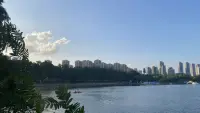 如何贊美孩子

1、描述你所看到的…………

例如：我看到你把房間收拾干凈了//我看到你跟某個女同學跟你走的很近//我發現你吃飯比以前快多了等等。

2、描述你的感受…………

例如：我覺得特別的驚喜。//我感覺你開朗了許多//我感受到你的進步。

3、把孩子值得贊賞的行為總結為一個特質…………

例如：你能主動收拾房間，這是“自律”的表現，還收拾的這么干凈，這代表你“做事很細心。”//我看到你跟某個同學走的很近，我感覺你開朗了許多，這代表著你更喜歡“交朋友”了，有了朋友分享好多心事，可以讓心情更加愉悅。//寶貝，我發現你吃飯比以前快多了，我覺得你在這方面“有進步”了。你能跟我講講你是怎么做到的呢？這代表著你吃飯方面更“有規矩”了。配圖