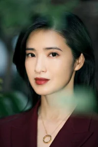 很多來訪者小姐姐表示：以前我一哭他就會過來哄我，知道心疼我，現在我哭他就是冷眼旁觀，還帶著很多的不耐煩。

       當你整個人因為太需要他，太圍著他轉而喪失魅力，價值降低時，扭轉關系的第一步是【停止你脆弱的情緒輸出】

       這種時刻越展示脆弱，越會讓你的魅力大打折扣。你在高位的時候，展示脆弱，會讓一個男人激起更多的保護欲疼愛感，會來哄你，當你在低位的時候，魅力降低時，越暴露脆弱，只會換來更多的不尊重和厭倦。
      重點：低價值的示弱只是弱勢而已。配圖