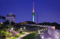 夜景不錯，看著優美的景色，就想起遠方的她了…………親愛的你，還好嗎？雖然我和你隔著千山萬水，但是心里想的都是你。配圖