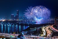 夜景不錯，看著優美的景色，就想起遠方的她了…………親愛的你，還好嗎？雖然我和你隔著千山萬水，但是心里想的都是你。配圖