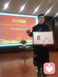 再高傲的女人，也需要一個男人來開墾她心靈的荒地和觸摸她靈魂的角落……女人的美貌是一幅畫，是讓人用眼睛看的，而女人的味道是一首詩，是讓人用心去品讀的。漂亮的女人不一定有味，但有味的女人一定漂亮。配圖