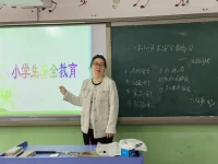 每個人，都會有一段特別黑暗的日子，那是歲月給你的歷練。別把時間浪費在別人的口水中，勇敢面對每次挫折。走過那段艱難的時光，你會發(fā)現，自己遠比想象中更強大！配圖