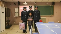 一個人立足于世，最大的資本就是教養(yǎng)。沒了教養(yǎng)，再良好的品質(zhì)也會變質(zhì)，再豐厚的資本也會貶值。人這一生，才華和能力或許能決定我們跳多高，教養(yǎng)和修為卻決定了我們能夠走多遠(yuǎn)。配圖
