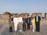 一個人立足于世，最大的資本就是教養(yǎng)。沒了教養(yǎng)，再良好的品質(zhì)也會變質(zhì)，再豐厚的資本也會貶值。人這一生，才華和能力或許能決定我們跳多高，教養(yǎng)和修為卻決定了我們能夠走多遠(yuǎn)。配圖