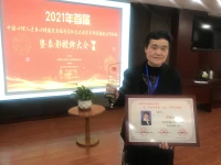 不夠優秀，才會那么依賴其他人，不夠成熟 才會信任所有耀眼的外衣，不夠強大，才會浪費時光去迎合他們的玩鬧。時光荏苒，除了學好自身本事，一切都是浮云。時不待我，與其花費時間去迎合別人，不如腳踏實地，從每一個細節開始做自己配圖
