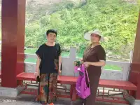 別喊窮，沒人給你錢；別喊累，沒人會幫你做；別想哭，大家不在乎；別認輸，沒人希望你贏；別靠人，只有自己最可靠；別乞求，別人等著，笑話；別落魄，一堆人等著落井下石；別低頭，地上沒有黃金只有石頭!越努力越幸運，靠誰不如靠自己……配圖