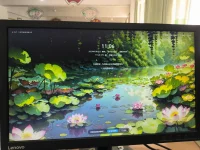 給自己一點(diǎn)掌聲，在慢慢人生旅途中，總會(huì)有寂寞、失落、沮喪的時(shí)候，這時(shí)給自己一點(diǎn)掌聲，讓自己戰(zhàn)勝怯懦，使無畏的心更加的堅(jiān)強(qiáng)，更是溫暖自己獨(dú)自前行的路。當(dāng)自己累了、倦了、快撐不下去了，給自己一點(diǎn)掌聲，不只是對(duì)自己寂寞靈魂的一種填充，更是對(duì)風(fēng)雨人生的一種從容。相信自己，肯定自己，做自己……配圖
