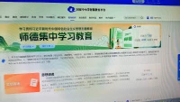 給自己一點(diǎn)掌聲，在慢慢人生旅途中，總會(huì)有寂寞、失落、沮喪的時(shí)候，這時(shí)給自己一點(diǎn)掌聲，讓自己戰(zhàn)勝怯懦，使無畏的心更加的堅(jiān)強(qiáng)，更是溫暖自己獨(dú)自前行的路。當(dāng)自己累了、倦了、快撐不下去了，給自己一點(diǎn)掌聲，不只是對(duì)自己寂寞靈魂的一種填充，更是對(duì)風(fēng)雨人生的一種從容。相信自己，肯定自己，做自己……配圖