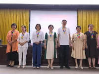 做事要低头，沉得下多少心思，受得了多少忍耐，决定你能做何事；做人要抬头，承得住多少目光，抗得了多少压力，决定你能做何人。低头，蕴含谦卑与低调，属大气；抬头，藏纳奋进与不屈，乃骨气。顺意时低头，你会走得更远；逆况中抬头，自信最为可贵。配图