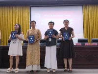 做事要低头，沉得下多少心思，受得了多少忍耐，决定你能做何事；做人要抬头，承得住多少目光，抗得了多少压力，决定你能做何人。低头，蕴含谦卑与低调，属大气；抬头，藏纳奋进与不屈，乃骨气。顺意时低头，你会走得更远；逆况中抬头，自信最为可贵。配图