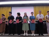做事要低头，沉得下多少心思，受得了多少忍耐，决定你能做何事；做人要抬头，承得住多少目光，抗得了多少压力，决定你能做何人。低头，蕴含谦卑与低调，属大气；抬头，藏纳奋进与不屈，乃骨气。顺意时低头，你会走得更远；逆况中抬头，自信最为可贵。配图