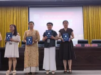 在改革开放这个年代，什么都不敢做的人，注定要穷一辈子，因为汽车停在家里最安全，但那不是买车的目的，人躺在被窝里最舒服，但那不是人生的意义。配图