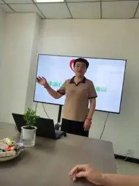 一生能有多長？
最長不過三個三十年。
第一個三十年，是美好青春，
第二個三十年，是衣食生活，
第三個三十年，是白發(fā)晚年。
任何人，都沒有第四個三十年，所以，要好好珍惜現(xiàn)在的時光。配圖