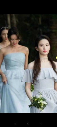擔(dān)心未來？沒有安全感？這條路上，只有奮斗才能給你安全感。不要太在乎什么背景、出身，反正你爸不是李剛，你的真本事就是你的靠山，本事越大靠山越硬，只有你自己能給自己最大的安全感。別忘了自己為什么出發(fā)，別忘記自己想去的地方，別忘記父母還在流汗打拼，除了奮斗沒有別的路可走……配圖