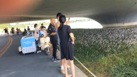 天氣說變就變，關系說淡就淡，感情說散就散，在這個現實的社會里，誰會陪誰到永遠，誰又會把誰放心上，別總是說來日方長，揮手之間都是人走茶涼。配圖