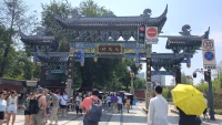 每個人都生活都充滿了變數(shù)，凡事都要看開看淡，心胸豁達大度。始終都要相信：任何時候善待自己都沒有錯，只有自己好了，人生中的一切才會慢慢變好。配圖